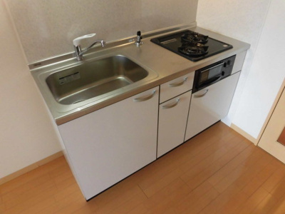 【キッチン】 | サンヴィレッジ | 収納面も安心のキッチンです