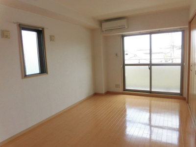 【居間・リビング】 | サンヴィレッジ | エアコン付きなので年中快適ですね