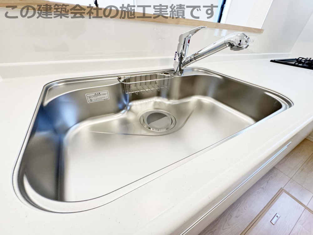 耐震+制震の家 今津町 第4：住宅性能取得物件：3号棟の設備|■全面エンボス加工ステンレスシンク
■水はねの音や食器が当たる音を大幅に軽減
■浄水器内蔵水栓、浄水器ごとホースを引き出せます