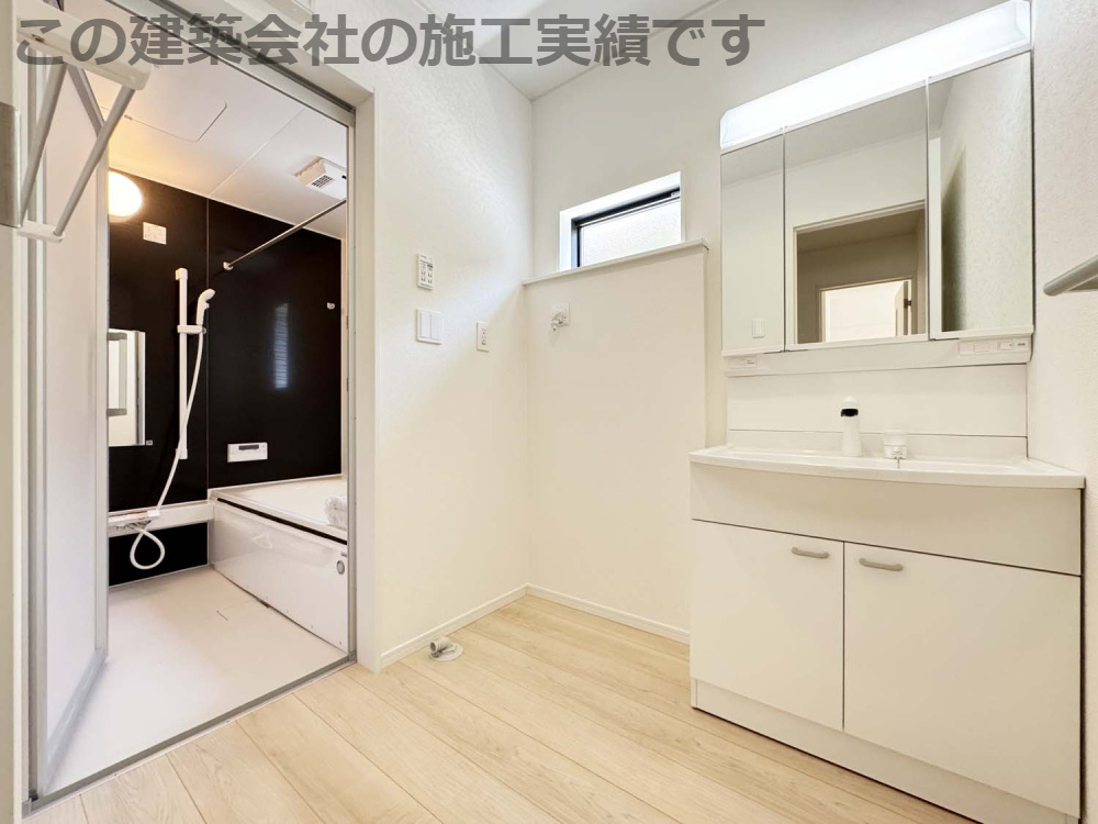 耐震+制震の家 今津町 第4：住宅性能取得物件：3号棟の独立洗面台|■三面鏡タイプを採用。鏡の裏にも収納できます
■手洗の洗濯にも便利なゆったりサイズのシンク 
■水栓はリフトアップ機能付、ハンドシャワーでも使えます