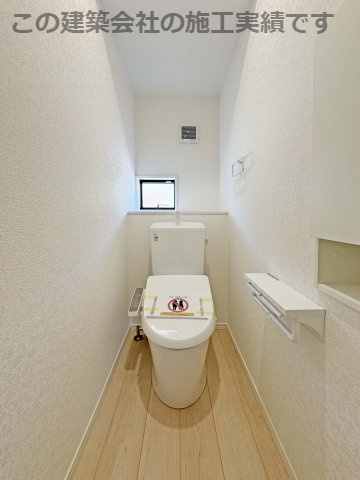 耐震+制震の家 今津町 第4：住宅性能取得物件：3号棟のトイレ|■1階、2階に設置
■自動開閉で清潔
■「スゴフチ」奥までぐるーっとフチなしのお手入れカンタン仕様