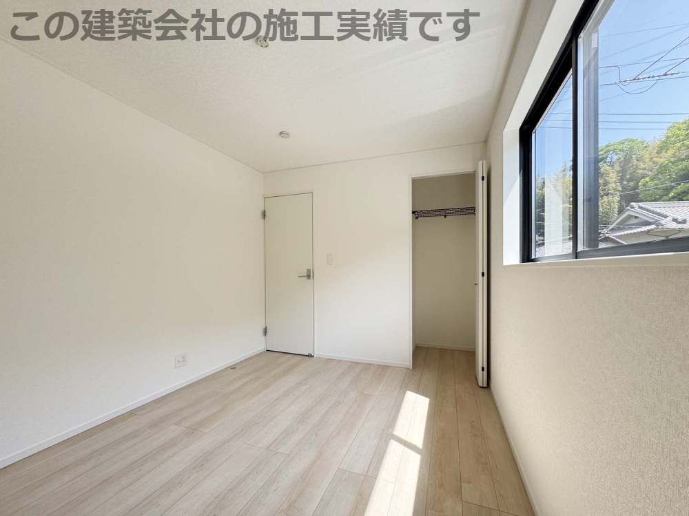 耐震+制震の家 今津町 第4：住宅性能取得物件：3号棟の洋室|各居室に収納を備えました