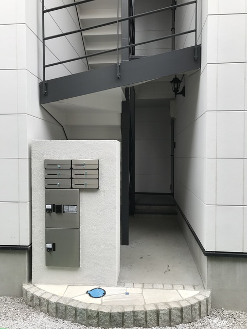 豊島区池袋本町１丁目のアパートのエントランス