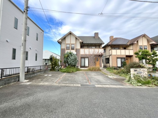 【中古戸建】伊勢崎市東小保方町の前面道路含む現地写真|■外観｜親戚や友人を何度でも招きたくなってしまうようなお家です( ＾＾ )