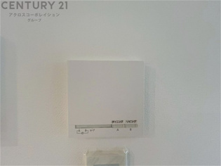 床暖房は、効率的な暖房システムであり、床からの温かさが快適な環境を提供します。床全体が均一に暖まり足元からの暖かさが感じられます。また空気の循環が少ないため、ホコリやアレルゲンの拡散を抑えます。
