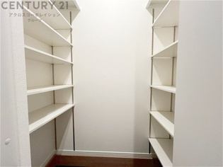 可動式棚の収納スペース。棚を自由に動かせるため、しまう物に合わせて効率よく収納できます。