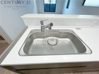 大きなシンクでお鍋などの大きな調理器具を洗う際にも便利です。
