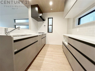 シンプルなデザインと使いやすさを兼ね備えた対面式システムキッチンは、効率的な作業スペースを提供し、家族やゲストとのコミュニケーションを促進します。
