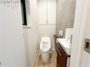 温水洗浄便座付トイレは温水洗浄機能により、暖かい水でおしりを洗浄することができ、冷たい水を使う従来の便座に比べ、温水洗浄機能で暖かいトイレを提供し、快適な使用を可能にします。
