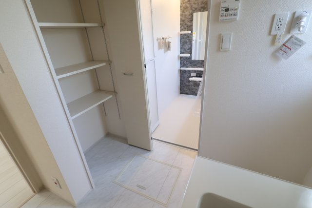 《仲介手数料無料》上尾市浅間台３丁目5-5新築一戸建てブルーミングガーデンのランドリースペース