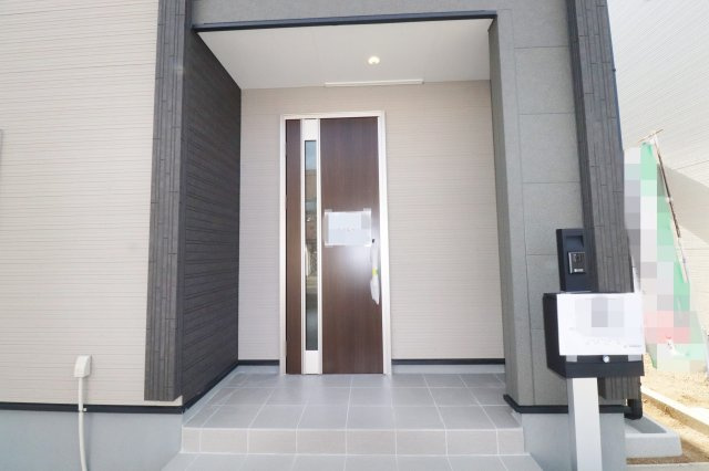 郡山市富田町字大徳南第3　　　2号棟　　　小山田小学校、郡山第６中学区　の玄関