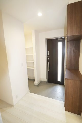 郡山市富田町字大徳南第3　　　2号棟　　　小山田小学校、郡山第６中学区　の玄関