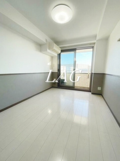 【居間・リビング】 | リバーサイドスズハル | 洋室のお部屋です。