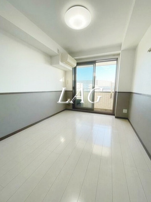 【居間・リビング】 | リバーサイドスズハル | 洋室のお部屋です。