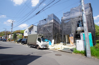 【前面道路含む現地写真】 | 【仲介手数料無料！！】日野市東豊田４丁目　新築戸建て（全6棟）D号棟　4780万円 | 令和8年4月11日撮影　建築中