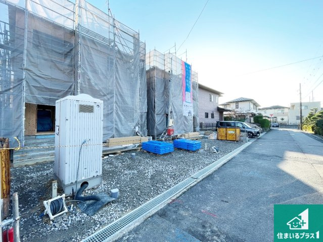 鈴鹿市鈴鹿ハイツ　第2期　新築一戸建ての前面道路含む現地写真|周辺は落ち着いた街並みの住宅地！子育てがしやすい住環境です！まだ未完成ですが、現地でしかわからない事もございます。是非一度ご覧ください。