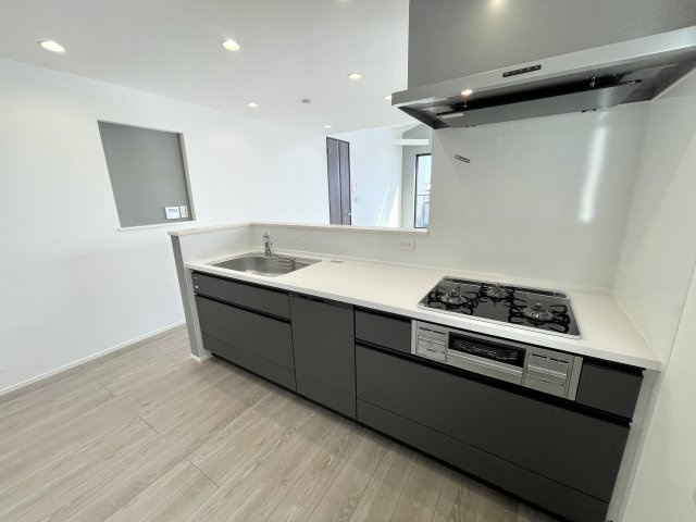 練馬区桜台5丁目　高品質×高機能　吹抜け18帖LDK　角地含む全2棟のキッチン|A号棟