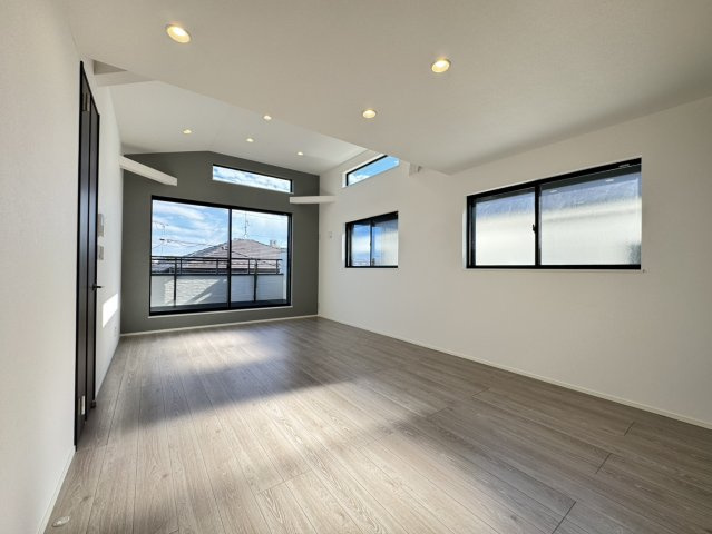 練馬区桜台5丁目　高品質×高機能　吹抜け18帖LDK　角地含む全2棟の居間・リビング|A号棟