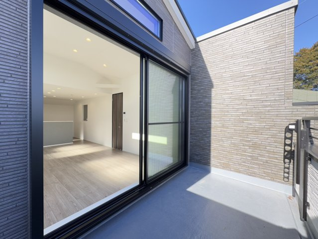 練馬区桜台5丁目　高品質×高機能　吹抜け18帖LDK　角地含む全2棟の玄関|A号棟