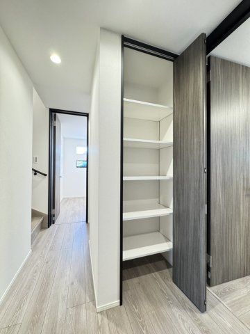 練馬区桜台5丁目　高品質×高機能　吹抜け18帖LDK　角地含む全2棟の玄関|A号棟　玄関収納