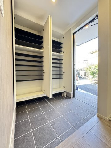 練馬区桜台5丁目　高品質×高機能　吹抜け18帖LDK　角地含む全2棟の玄関|A号棟