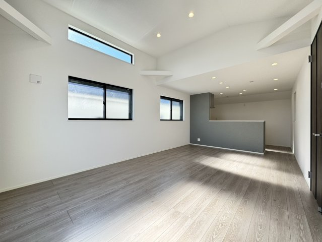 練馬区桜台5丁目　高品質×高機能　吹抜け18帖LDK　角地含む全2棟の居間・リビング|A号棟