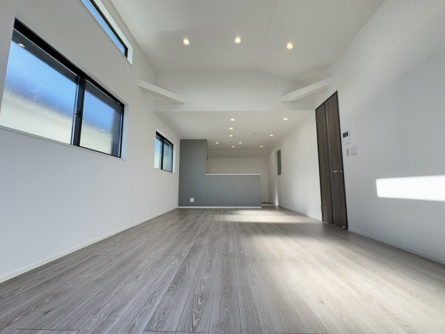 練馬区桜台5丁目　高品質×高機能　吹抜け18帖LDK　角地含む全2棟の居間・リビング|A号棟