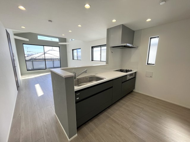 練馬区桜台5丁目　高品質×高機能　吹抜け18帖LDK　角地含む全2棟のキッチン|A号棟