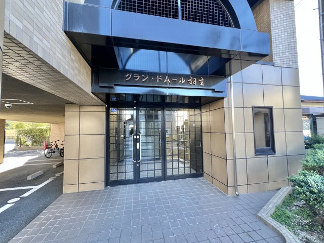 グラン・ドムール相生のエントランス|マンションの入り口も落ち着いた雰囲気です。
