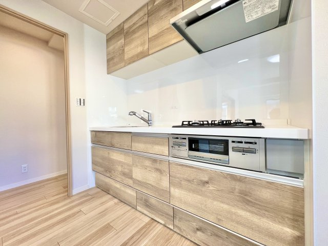 グラン・ドルーム相生のキッチン|キッチンに立ちながらご家族とのコミュニケーションが取れる！ご家族との距離が近くに感じられそうですね！
