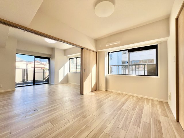 グラン・ドルーム相生の洋室|リビングから繋がる約5.5帖の洋室。客間として、お子様のお昼寝やルームとしてetc...使い道は様々です。
