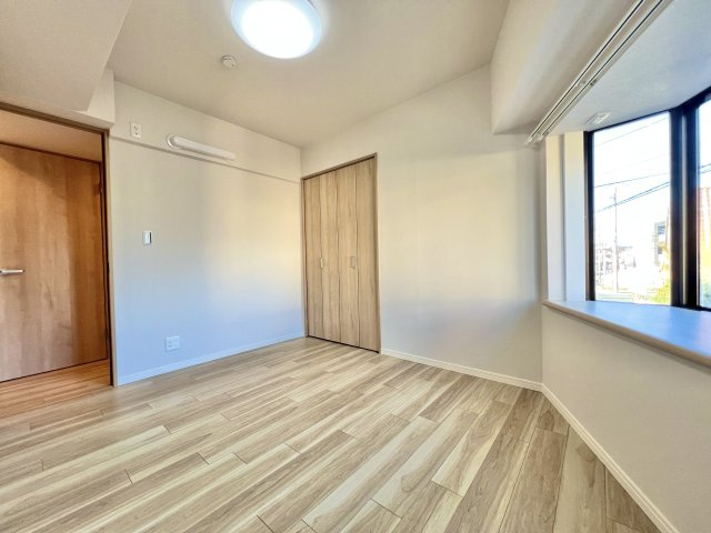 グラン・ドルーム相生の洋室|こちらは5.8帖の主寝室です。北東の角部屋のため、常に木漏れ日が差し込みますよ。
