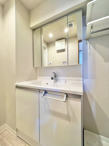 グラン・ドムール相生の洗面所|清潔感のある洗面台！手元を明るく照らしてくれる照明が嬉しいですね！
