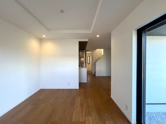 駐車３台もいけちゃう！？旭区金が谷１丁目新築戸建の居間・リビング|ゆったりとしたリビングです