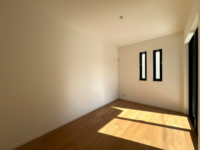 駐車３台もいけちゃう！？旭区金が谷１丁目新築戸建の洋室|落ち着いた色調の洋室です