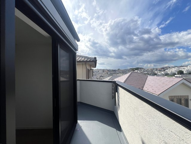 駐車３台もいけちゃう！？旭区金が谷１丁目新築戸建のバルコニー|広々としたバルコニーです