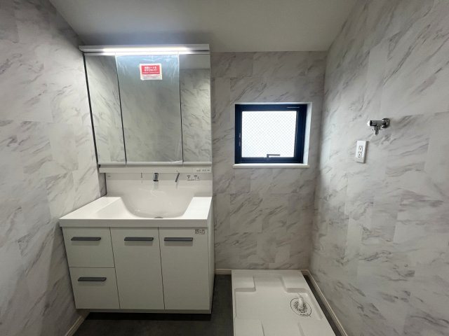 駐車３台もいけちゃう！？旭区金が谷１丁目新築戸建の独立洗面台|朝の支度にも助かる、独立の洗髪洗面化粧台