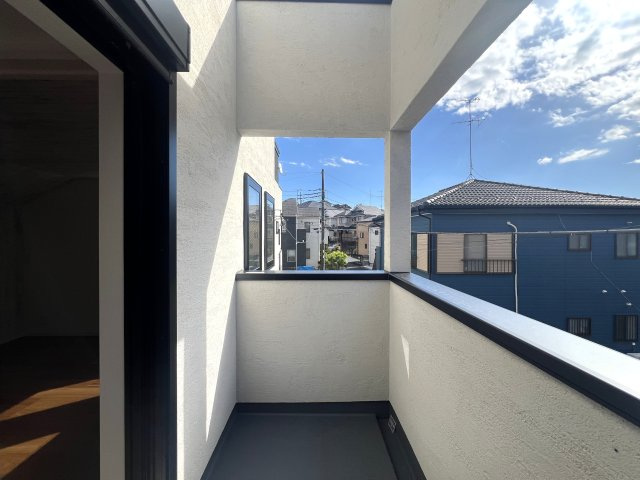 駐車３台もいけちゃう！？旭区金が谷１丁目新築戸建のバルコニー|開放的で明るい空間を演出してくれるバルコニーです