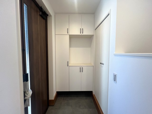 駐車３台もいけちゃう！？旭区金が谷１丁目新築戸建の玄関|明るい玄関です