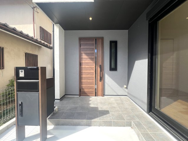 駐車３台もいけちゃう！？旭区金が谷１丁目新築戸建の玄関|毎日通る玄関はこちらです