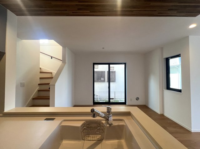 駐車３台もいけちゃう！？旭区金が谷１丁目新築戸建の居間・リビング|ゆったりとした居間です