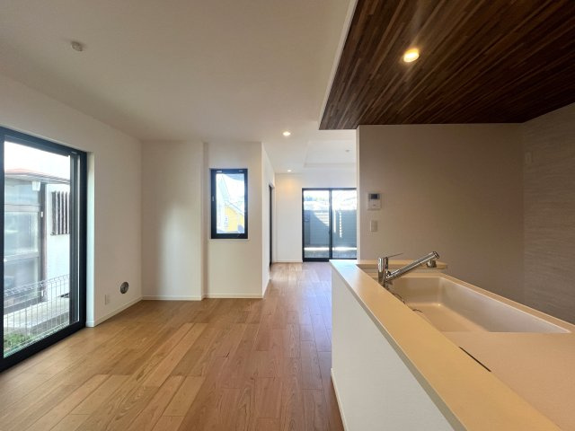 駐車３台もいけちゃう！？旭区金が谷１丁目新築戸建の居間・リビング|おしゃれな居間です