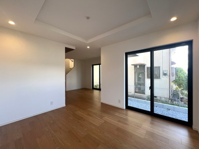 駐車３台もいけちゃう！？旭区金が谷１丁目新築戸建の居間・リビング|使いやすい居間です