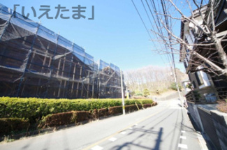 【外観】 | 【仲介手数料無料！！】日野市東豊田４丁目　新築戸建て（全6棟）E号棟　4480万円 | 令和７年11月2日撮影　建築中