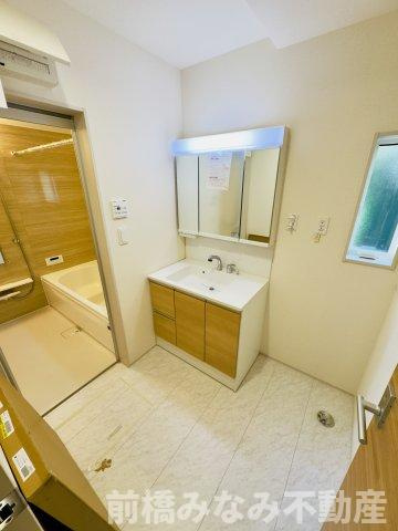 前橋市江田町　限定1棟　ブルーミングガーデン　新築建売の独立洗面台|独立洗面台、小物を置くことができて便利です