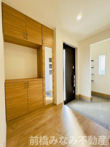 前橋市江田町　限定1棟　ブルーミングガーデン　新築建売の玄関|明るい玄関です