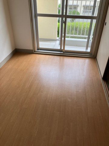 兵庫県公社　東垂水南（３）５Ｂ号棟の居間・リビング|こちらのリビングで趣味の時間をお楽しみください