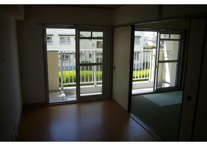 兵庫県公社　東垂水南（３）５Ｂ号棟の居間・リビング|使いやすい居間です