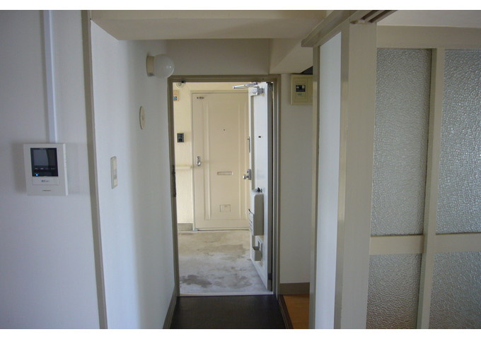 兵庫県公社　東垂水南（３）５Ｂ号棟の玄関|明るい玄関です