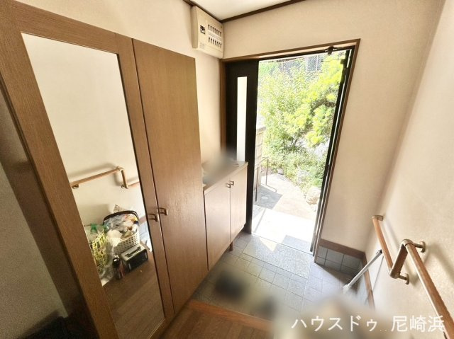 中古戸建　西宮市一ケ谷町の玄関|■下駄箱には便利な姿見付き。お出掛け前の身だしなみも全身チェックできます♪